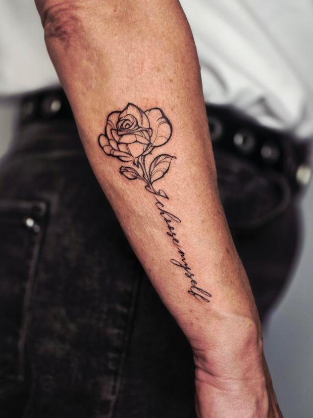 iza linework flower