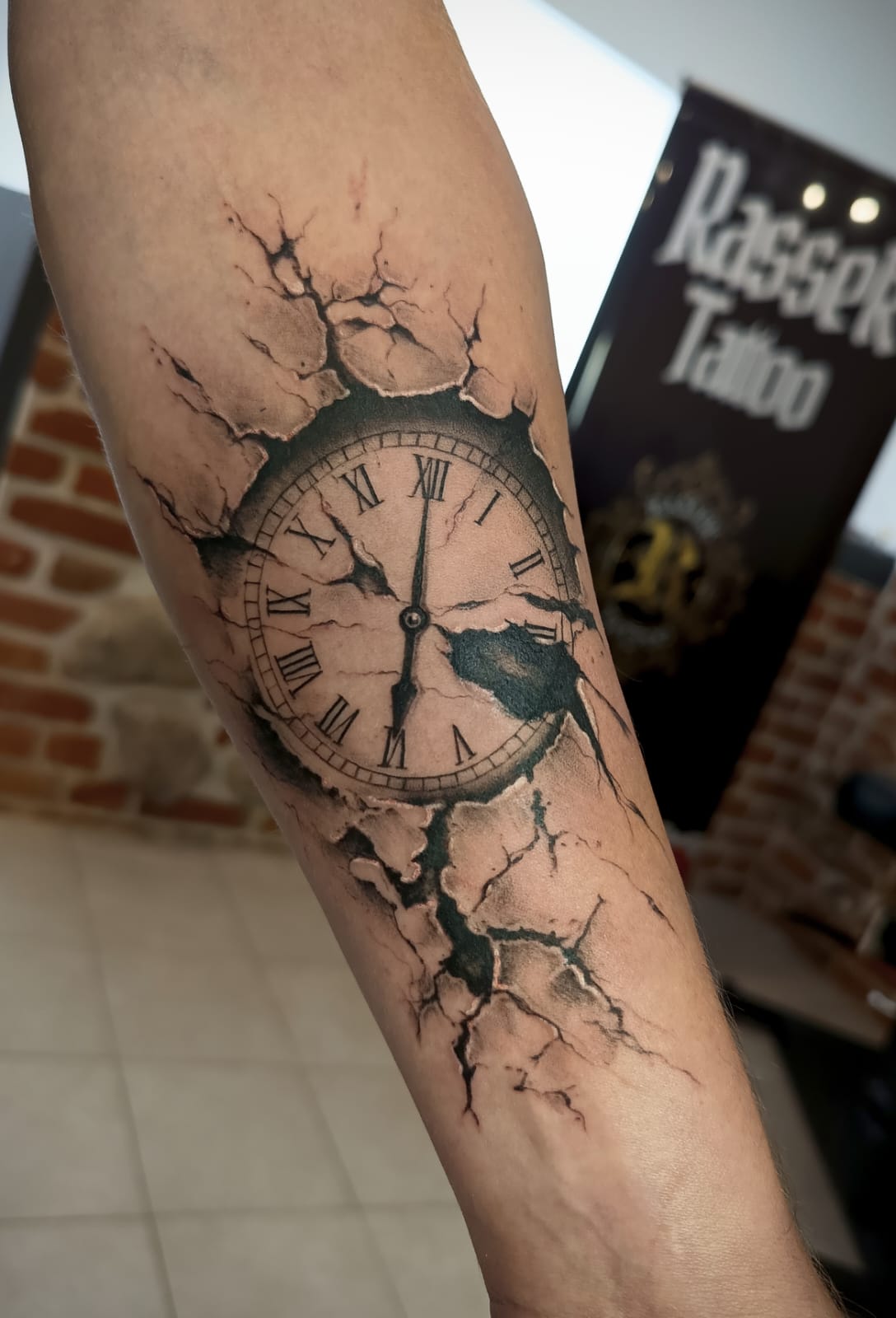 kamil realistic clock