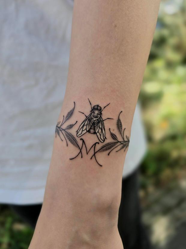 Iza – iza microrealism fly