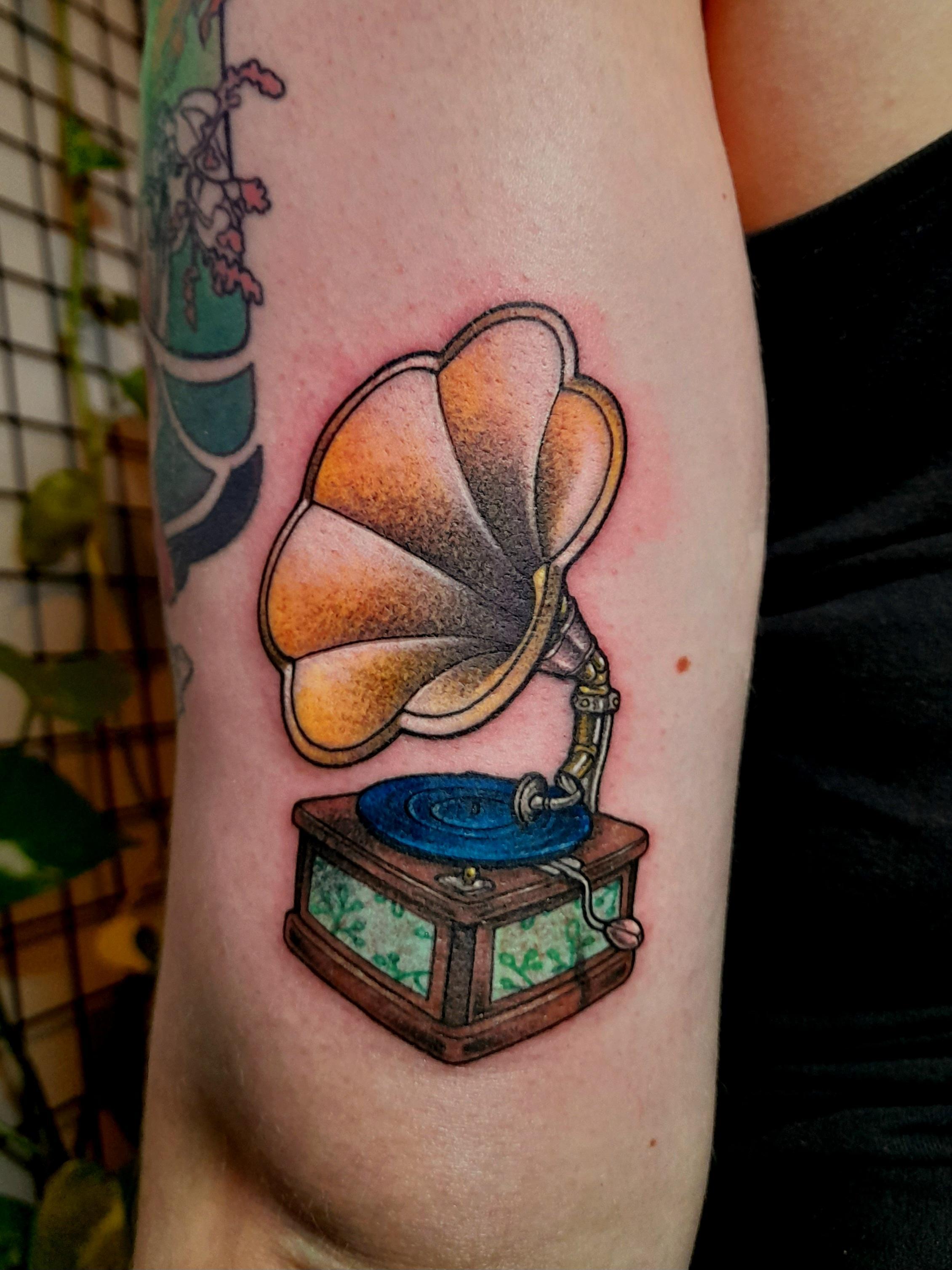 Iza – iza microrealism grammophone color